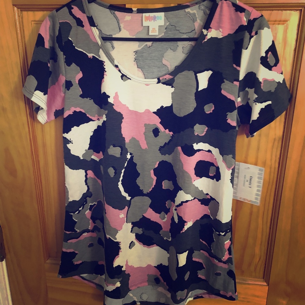 NWT. XS LulaRoe Classic Tee